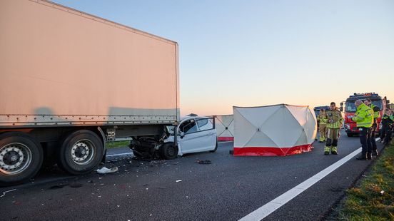 Rotterdammer overleden na botsing met vrachtwagen op A17. Rotterdammer overleden na botsing met vrachtwagen op A17.