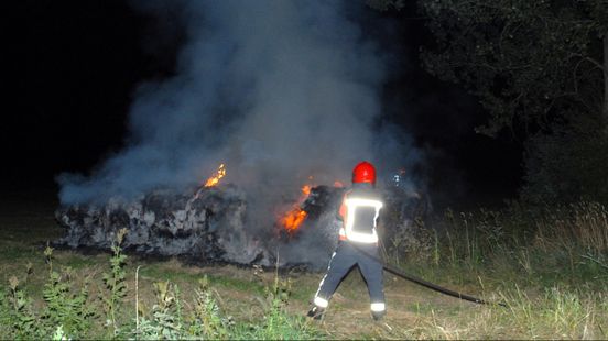 112-nieuws: Hooibalen branden op twee plekken in Nuis • Man dreigt met scherp voorwerp in Stad
