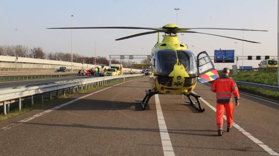 Motoragent zwaargewond bij ongeluk op snelweg. Motoragent zwaargewond bij ongeluk op snelweg.