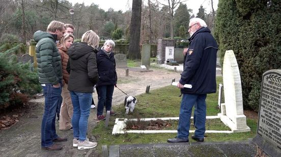 Familie Duitse verzetsheld bezoekt graf: 'Geschiedenis gaat weer leven'