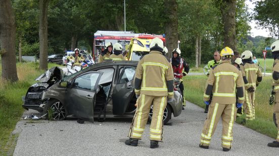 Man gewond bij botsing tegen boom bij Elp. Man gewond bij botsing tegen boom bij Elp.