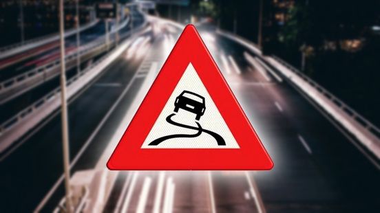 Waarschuwing voor gladheid, flinke vertraging op A12 door ongeluk. Waarschuwing voor gladheid, flinke vertraging op A12 door ongeluk.