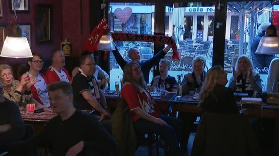 Supporters kijken in de kroeg naar FC Emmen