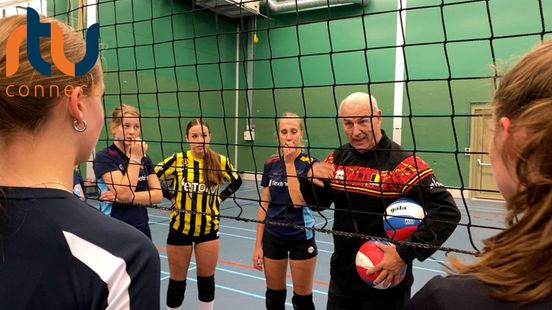 Belgische volleybalpro's geven Arnhemse jeugd een clinic