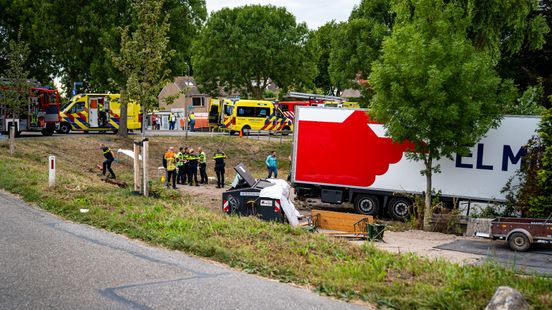 Meerdere gewonden en doden bij ongeluk met vrachtwagen in Nieuw-Beijerland.