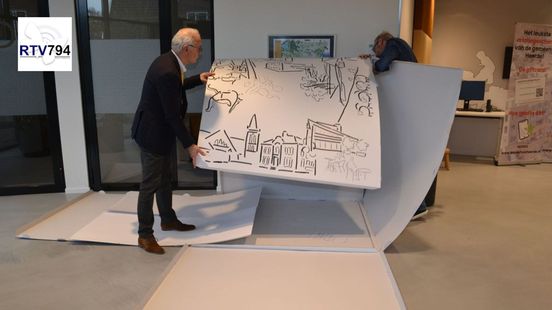 Burgemeester Jan Willem Wiggers helpt mee om kunstwerk uit elkaar te halen