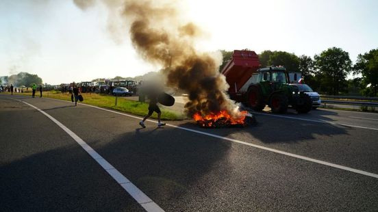 Ook vlammen op A1: boeren steken autobanden in brand op snelweg