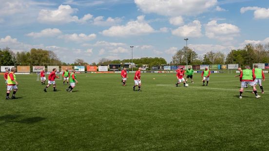 Voetballen na je 60ste, maar dan wandelend: 'De één is nog krakkemikkiger dan de ander'