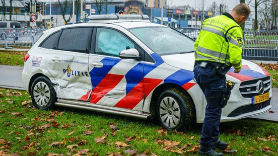 Politieauto zwaar beschadigd bij ongeluk in Kanaleneiland.