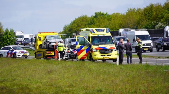 File op A28 door ongeluk bij De Wijk. File op A28 door ongeluk bij De Wijk.