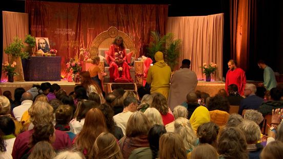 Honderden mensen naar Boven-Leeuwen voor hindoeïstische meester: ‘Leven gaat over liefde’
