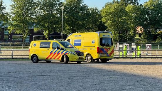 Fietser raakt ernstig gewond na botsing tegen boom in bos bij Rijssen. Fietser raakt ernstig gewond na botsing tegen boom in bos bij Rijssen.