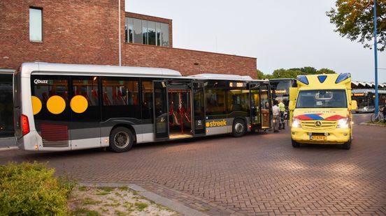 Fietser gewond bij aanrijding met lijnbus in Emmen. Fietser gewond bij aanrijding met lijnbus in Emmen.