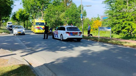 Fietser gewond door botsing met auto in Assen. Fietser gewond door botsing met auto in Assen.