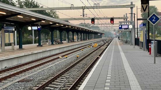 Treinverkeer tussen Assen en Groningen plat door aanrijding. Treinverkeer tussen Assen en Groningen plat door aanrijding.