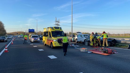Flinke file op A50 richting Apeldoorn na ongeluk met meerdere voertuigen.
