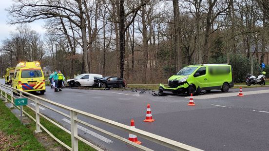 Gewonden bij botsing met drie autos in Veenhuizen. Gewonden bij botsing met drie autos in Veenhuizen.