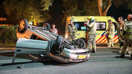 auto ondersteboven • tunnel afgesloten na scooterongeluk. auto ondersteboven • tunnel afgesloten na scooterongeluk.