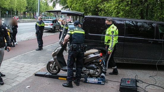 55 processen verbaal en één aanhouding bij scooterkeuring in Stad - RTV  Noord
