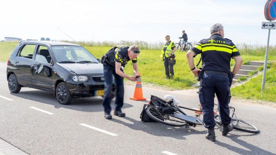 Fietser overlijdt na ongeluk bij Nieuw-Lekkerland. Fietser overlijdt na ongeluk bij Nieuw-Lekkerland.
