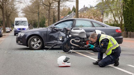 Motorrijder gewond bij aanrijding, Soesterbergsestraatweg Soest tijdelijk dicht.