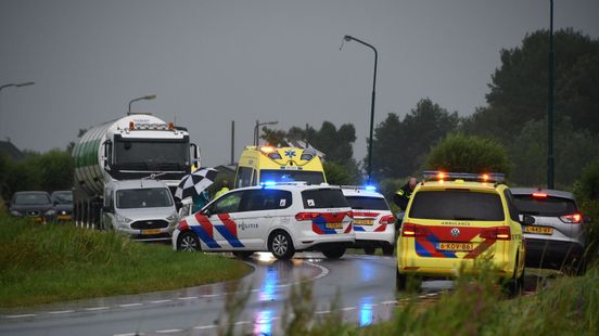 Motorrijder overleden na botsing tegen lantaarnpaal in Kamerik. Motorrijder overleden na botsing tegen lantaarnpaal in Kamerik.
