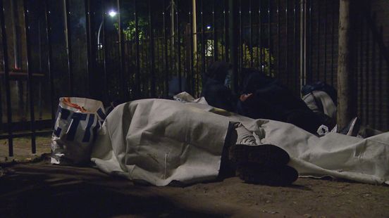 Asielzoeker slapen buiten: 'Er is geen plek in Ter Apel, want het azc is hier vol'