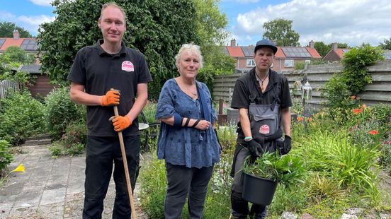 Rita kan door een ongeluk niet meer tuinieren, Fabio en Henk schieten te hulp. Rita kan door een ongeluk niet meer tuinieren, Fabio en Henk schieten te hulp.