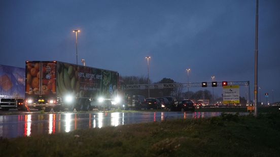 112 nieuws: ongeval met vijf autos en een vrachtwagen bij Deventer.