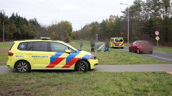 Fietser overleden na aanrijding met auto. Fietser overleden na aanrijding met auto.