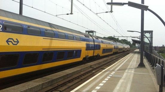 Treinverkeer lamgelegd door ongelukken en schade. Treinverkeer lamgelegd door ongelukken en schade.