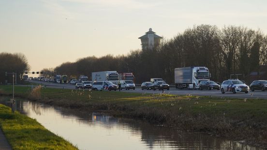 A28 was urenlang gedeeltelijk gestremd door ongeluk, rijstroken nu weer vrijgegeven. A28 was urenlang gedeeltelijk gestremd door ongeluk, rijstroken nu weer vrijgegeven.