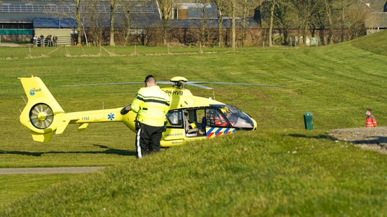 Traumaheli landt voor ongeluk met motor op Rijndijk. Traumaheli landt voor ongeluk met motor op Rijndijk.