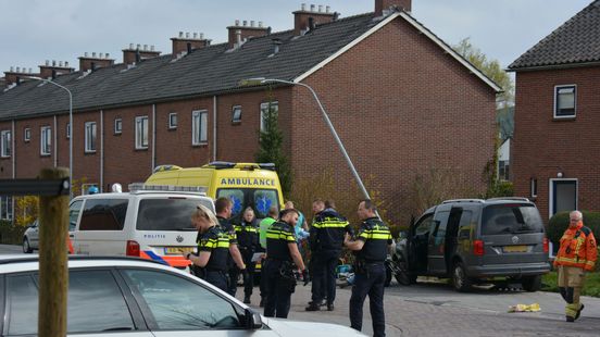 Fietsster raakt zwaargewond bij botsing in Assen. Fietsster raakt zwaargewond bij botsing in Assen.