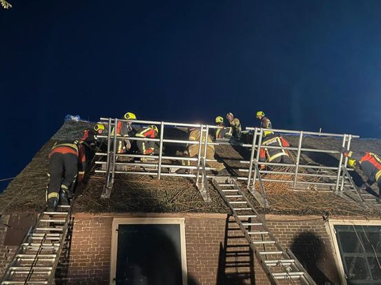 Speciaal brandweerteam voor rieten daken in Noordwijkerhout: 'Riet is eigenlijk niet te blussen'
