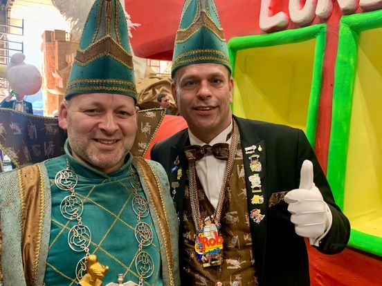 Prins carnaval bezoekt wagenbouwers carnavalsoptocht Noordoost-Twente