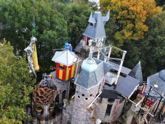 Kasteelheer Gregorius geeft zichzelf draak voor verjaardag