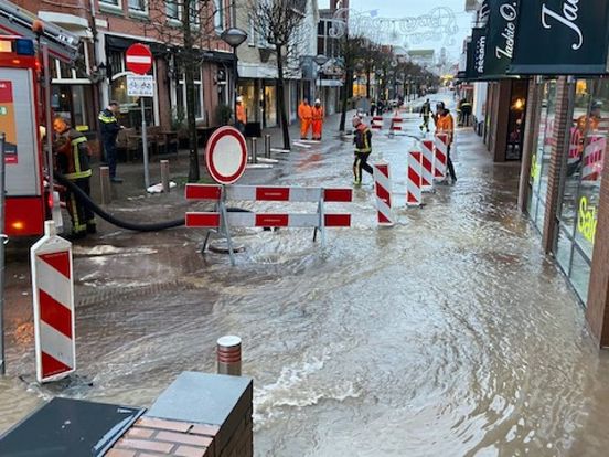 Grote lekkage in Noordwijk: water loopt winkels in