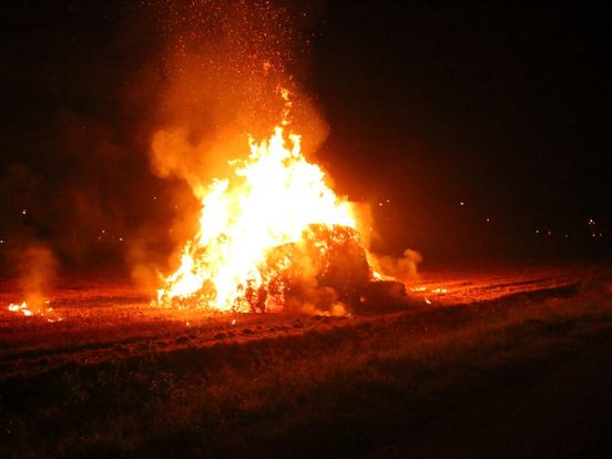 Boos Stoutmoedig tobben Pakjes stro gaan in vlammen op in Gieten - RTV Drenthe