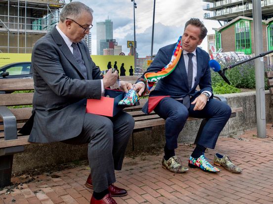 Hugo de Jonge in songfestivalschoenen naar de finale van het liedjesfestijn  - Rijnmond