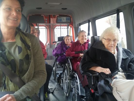 Bejaarde dames naar de Bijenkorf: \