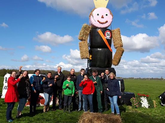 rustig aan Overdreven Spanje Boeren bouwen metershoge Abraham-pop in de achtertuin van de koning - RTV  Drenthe