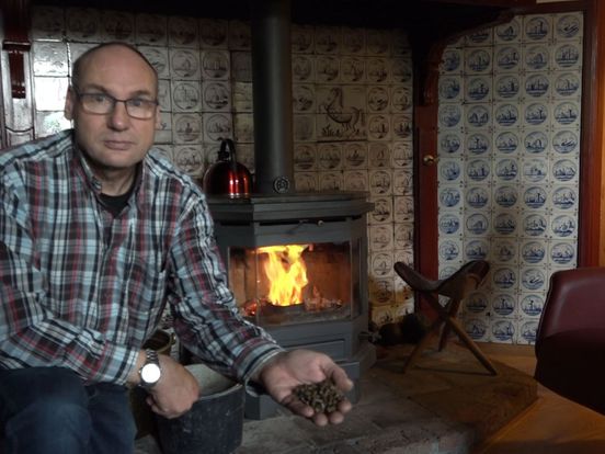 Nadruk mug perspectief Inwoner van Gees laat kachel branden op bladafval - RTV Drenthe