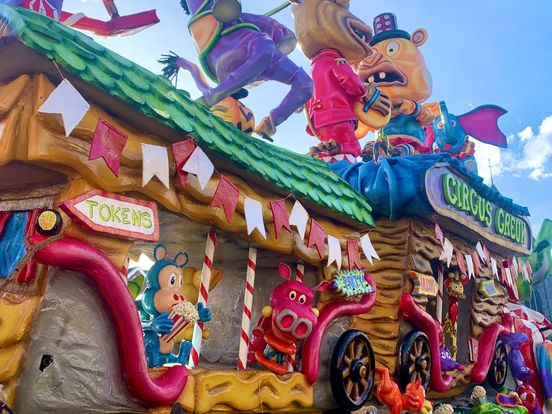 De Greune Köttelpeerkes uit Denekamp wint de Grote Twentse Carnavalsoptocht