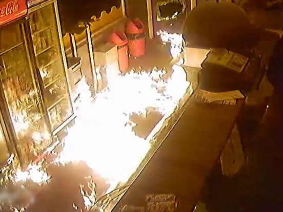 Brandstichter bij Leidse bakkerij stak mogelijk eigen hand in brand