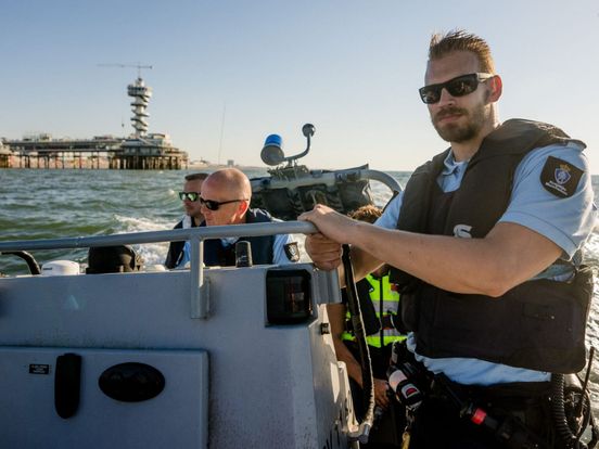 Kitesurfer gered en honkbalknuppels als wapen aangetroffen bij handhavingsactie Scheveningen