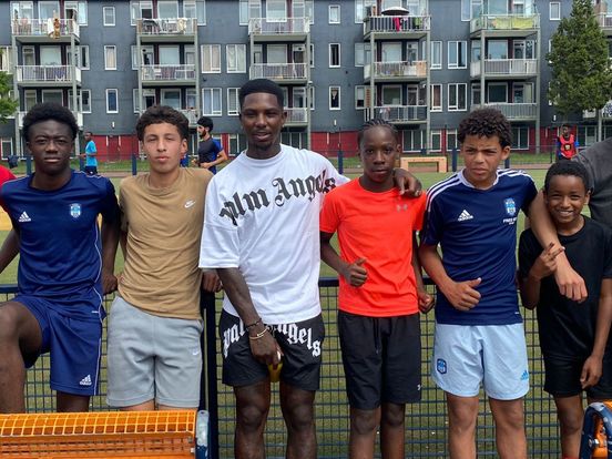 Eljero Elia organiseert voetbaltoernooi voor kinderen in Molenwijk: 'Dit moet vaker'