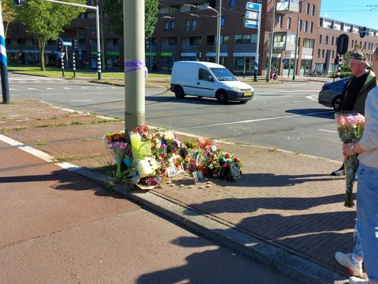IN BEELD: Bloemen voor overleden 19-jarige scooterrijdster