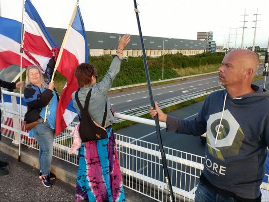 Tientallen demonstranten dagelijks op viaduct: 'Al dat getoeter, alsof je een beroemdheid bent'