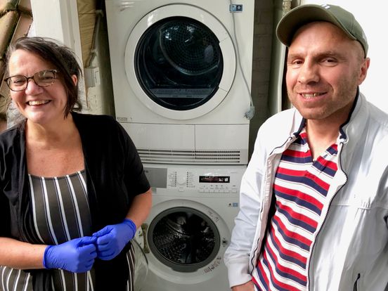 Tegen Aanmoediging zonne Vogelklas draait eerste vuile handdoekenwas met nieuwe wasmachine - Rijnmond